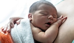 Kangaroo care for premature babies showing promising benefits for heart and brain functioning